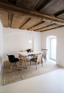 a dining room with a table and chairs at CHARMANTES APARTMENT im Herzen von Linz in Linz