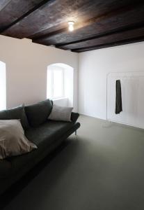 a living room with a couch and a window at CHARMANTES APARTMENT im Herzen von Linz in Linz