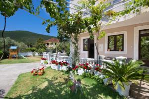 a house with flowers in the yard at Apartments Al Parma in Budva
