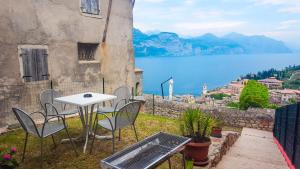 einen Tisch und Stühle mit Seeblick in der Unterkunft Casa Luisa in Brenzone sul Garda