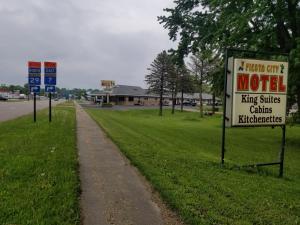 een motelbord aan de kant van een weg bij Fiesta City Motel in Montevideo