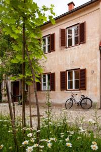 una bicicleta estacionada frente a un edificio en City Appartement, en Bad Radkersburg