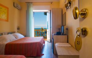 Postel nebo postele na pokoji v ubytování Jonic Hotel Mazzarò
