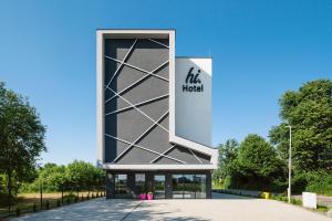 un edificio con una señal que indica que el hospital readsilda en Hi Hotel Gdansk Airport, en Gdańsk-Rębiechowo