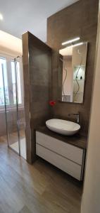 een badkamer met een wastafel en een spiegel bij La Casa di Anna in Gargnano
