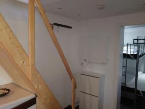 eine Treppe in einem Zimmer mit einem Bett und einem Fenster in der Unterkunft Kleine gemütliche Ferienwohnung im Tiny House Stil Lutherstadt Wittenberg in Lutherstadt Wittenberg