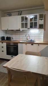 A kitchen or kitchenette at Prosecco Apartman