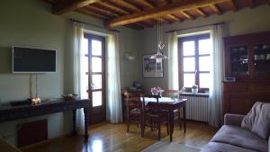 sala de estar con mesa y sofá en Agriturismo Cascina del Rosone, en Agliano Terme