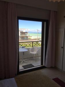 Pokój z oknem z widokiem na ocean w obiekcie Chris Studios & Apartments w mieście Lechaio