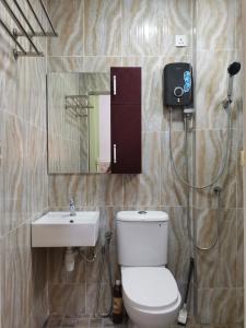 łazienka z toaletą i umywalką w obiekcie CD Seaview Apartment w mieście Kuah