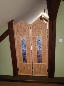 una gran puerta de madera con una ventana en una habitación en Soludus-Spišský ľudový dom, en Smižany