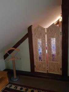 a room with two wooden doors with stained glass at Soludus-Spišský ľudový dom in Smižany