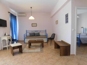 アギオス・ソスティスにあるAkti Aegeouのリビングルーム(ベッド1台、テーブル付)