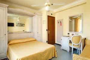 Кровать или кровати в номере Hotel Due Mari
