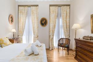 バレンシアにあるMy Loft 4 You Gran Viaのベッドルーム1室(ベッド1台、白いタオル付)
