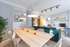 comedor y sala de estar con mesa de madera en dobohomes - Oña, en Madrid
