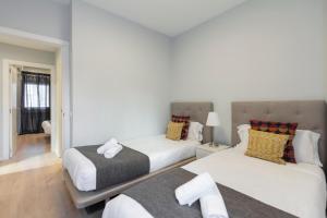 1 dormitorio con 2 camas y sala de estar en dobohomes - Oña, en Madrid