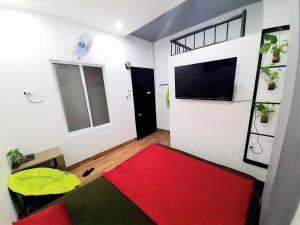 Homestay Xì Trum的电视和/或娱乐中心