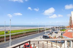 eine Straße mit Autos, die neben dem Strand geparkt sind in der Unterkunft Burbage Holiday Lodge Apartment 6 in Blackpool