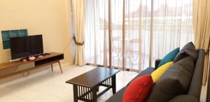 Televiisor ja/või meelelahutuskeskus majutusasutuses PoolView Resort Batu Ferringhi 502 - 2 Rooms