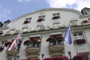 um hotel com duas bandeiras à frente em Bellevue Rheinhotel em Boppard