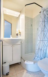 uma casa de banho com uma banheira, um chuveiro e um lavatório. em Logis Hôtel Le Rialto em Le Sequestre