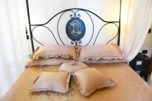 a bed with a black and white headboard and pillows at Grand Relais Laurenti in Gualdo Cattaneo