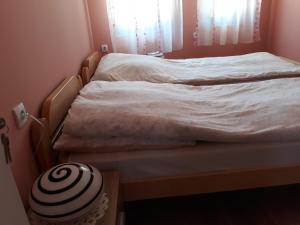 מיטה או מיטות בחדר ב-Andi Apartman