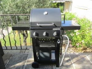 een grill op een tafel op een patio bij Gîte du Jardin des Espuys in Venasque