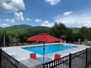 Bazén v ubytování Travelodge by Wyndham Lake George NY nebo v jeho okolí
