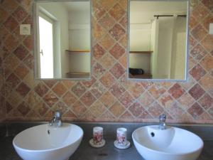 Baño con 2 lavabos y espejo en Gîte du Jardin des Espuys, en Venasque