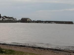 um corpo de água junto a uma praia com casas em Waverley B & B em Minehead