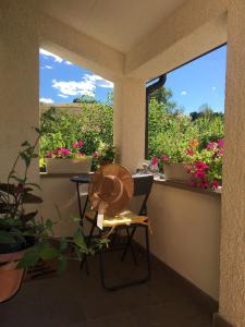 Elle comprend un balcon avec une chaise et une fenêtre fleurie. dans l'établissement Antica Quercia B&B, à Pievebovigliana