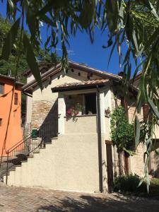 - un bâtiment avec une fenêtre fleurie dans l'établissement Antica Quercia B&B, à Pievebovigliana