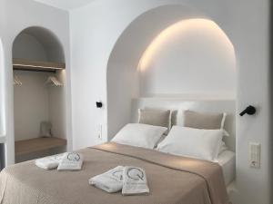 A bed or beds in a room at Quartano Luxury Cycladic Residence, Adults Only (13+)