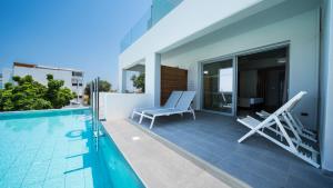 Bazén v ubytování HARMONY CREST RESORT & SPA Adults Only nebo v jeho okolí
