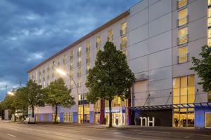 汉堡汉堡霍纳伦班NH酒店的前方有树的街道上的建筑物