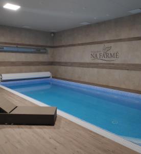 Bazén v ubytování Hotel Na Farmě Choťovice nebo v jeho okolí