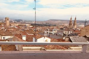 - une vue sur la ville depuis le toit d'un bâtiment dans l'établissement ATICO LOGROÑO CENTRO con garaje incluido 2, à Logroño