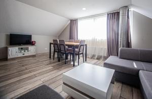 TV a/nebo společenská místnost v ubytování Biplan Hotel