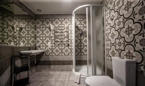 Koupelna v ubytování Biplan Hotel