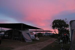 Pohľad na východ alebo západ slnka z kempingu alebo blízkeho okolia