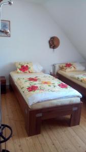 sypialnia z 2 łóżkami pojedynczymi w pokoju w obiekcie Zimmervermietung Pargen w mieście Daun