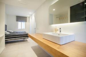 バレンシアにあるApartamento Schwarzのバスルーム(白い洗面台、鏡付)