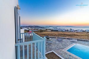 ミコノス・シティにあるAeolos Resortの家のバルコニーからプールの景色を望めます。 +37枚の写真