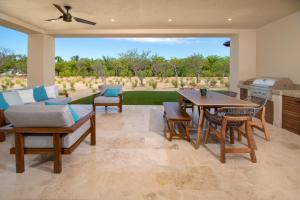 sala de estar con sofá, mesa y sillas en Bohari Palmilla en San José del Cabo