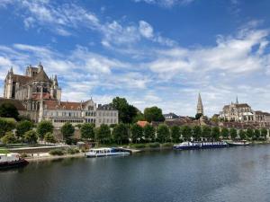 Foto da galeria de Et au pied coule une rivière, situation et vue idéales em Auxerre