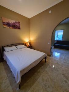 a bedroom with a large white bed in a room at ACAPULCO in Pivdenne