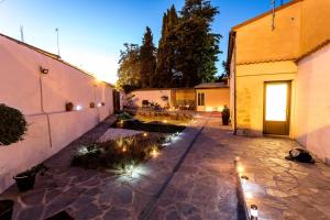 A garden outside 3 Lienzos