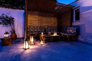 A seating area at 3 Lienzos